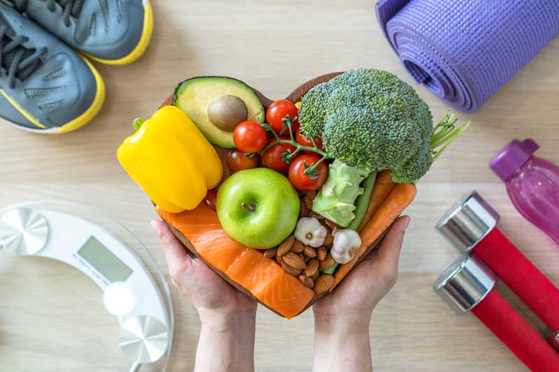 Fruits et légumes servis dans un plat en forme de coeur